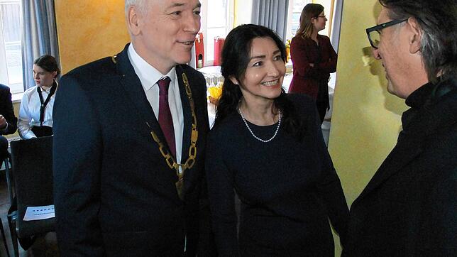 Bürgermeister Jürgen Maas und seine Ehefrau Carola Maas begrüßten die Gäste auf dem Neujahrsempfang persönlich mit Handschlag und ...