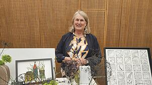 Ingrid Böing aus Rottenburg am Neckar zeigt Kunstwerke, die ihr Mann aus Draht fertigt.