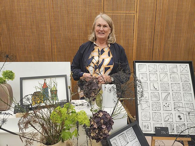 Ingrid Böing aus Rottenburg am Neckar zeigt Kunstwerke, die ihr Mann aus Draht fertigt.