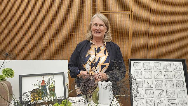 Ingrid Böing aus Rottenburg am Neckar zeigt Kunstwerke, die ihr Mann aus Draht fertigt.