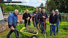 Sie packen kräftig an: von links Helmut Debus, Arnold Willmann, Constantin Josef, Michael Köhler, Willy Storz, Lisa Mauch und Thomas Mutter.