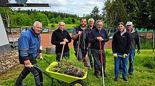Sie packen kräftig an: von links Helmut Debus, Arnold Willmann, Constantin Josef, Michael Köhler, Willy Storz, Lisa Mauch und Thomas Mutter.