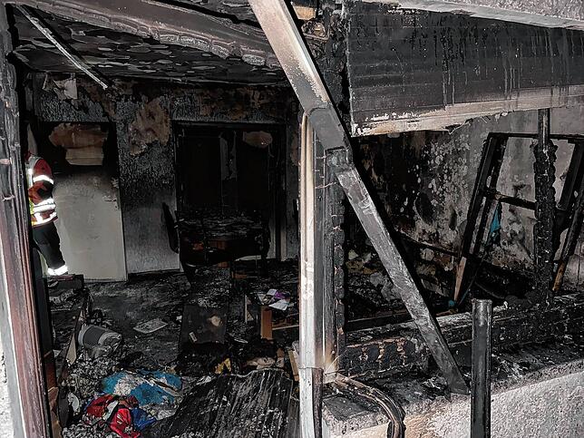 Die betroffene Wohnung im Mehrfamilienhaus ist völlig ausgebrannt und unbewohnbar.