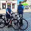 Radhelm, Uniform, Dienstwaffen: Sandra Schlenker (links) und Stefan Marquardt klären in der Fußgängerzone in Villingen über das ...