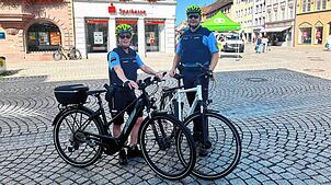 Radhelm, Uniform, Dienstwaffen: Sandra Schlenker (links) und Stefan Marquardt klären in der Fußgängerzone in Villingen über das ...