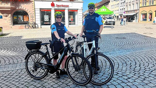 Radhelm, Uniform, Dienstwaffen: Sandra Schlenker (links) und Stefan Marquardt klären in der Fußgängerzone in Villingen über das ...