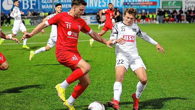 Unentschieden endete die Oberliga-Partie zwischen dem 1. FC Rielasingen-Arlen (links der Torschütze zum Ausgleich, Albert Malaj) und dem ...