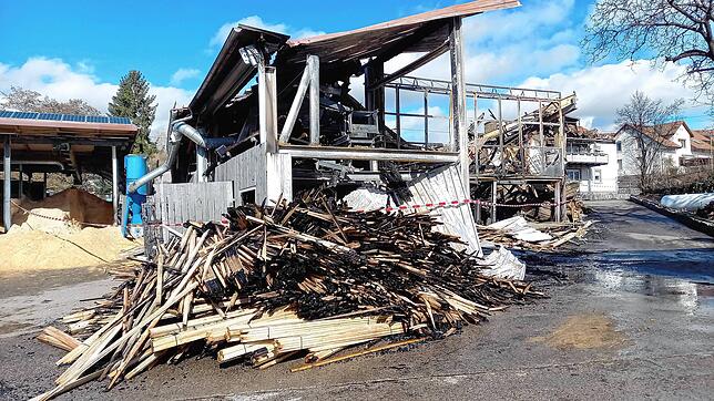 Überall Holz und Sägemehl: Auf dem Areal des Sägewerks hätte das Feuer noch viel Nahrung gefunden.