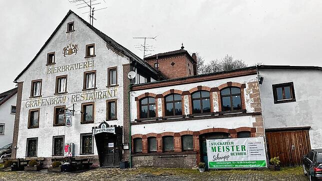 Das denkmalgeschützte Hauptgebäude des „Bregtälers“ wird renoviert, die Außenansicht bleibt erhalten. Der Garagenteil rechts wird ...