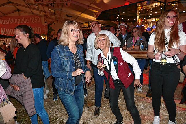 Bild 9: Was für eine Fete! Musikkapelle Mundelfingen versetzt das Publikum zum Jubiläumsstart in Feierlaune