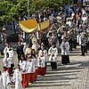 Auch mit kleinen Blumenteppichen ist Fronleichnam in Hüfingen ein würdiges Kirchenfest. Die Prozession bringt viele Gläubige auf die Beine.