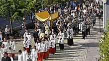 Auch mit kleinen Blumenteppichen ist Fronleichnam in Hüfingen ein würdiges Kirchenfest. Die Prozession bringt viele Gläubige auf die Beine.
