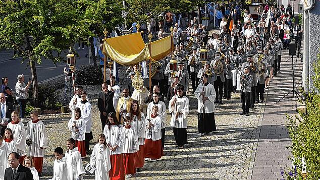 Auch mit kleinen Blumenteppichen ist Fronleichnam in Hüfingen ein würdiges Kirchenfest. Die Prozession bringt viele Gläubige auf die Beine.