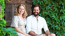 Michael und Olivia Schmidl auf einer Treppe hinter der Scheune, in der die beiden schon bald eigenes Bier herstellen wollen.