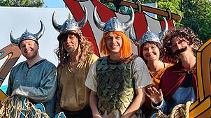 Die Schauspieler Sebastian Weber, Andreas Kunz, Max Hoffmann, Sabrina Schwarz und Leonore Schöttle (von links) begeistern als Wikinger ...
