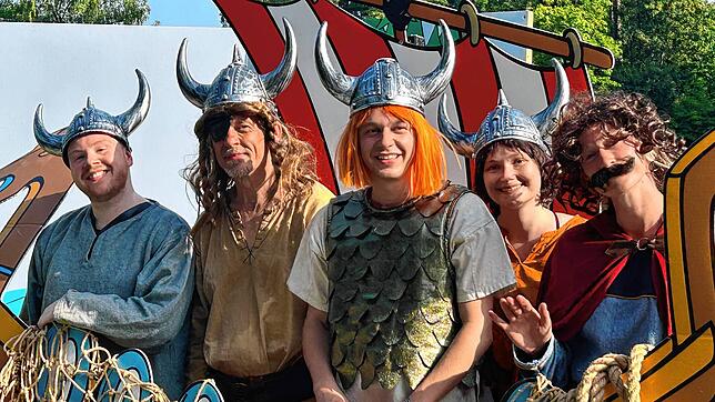 Die Schauspieler Sebastian Weber, Andreas Kunz, Max Hoffmann, Sabrina Schwarz und Leonore Schöttle (von links) begeistern als Wikinger ...