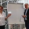 Marion Klose, Leiterin des Amtes für Stadtplanung und Umwelt, und Bürgermeister Karl Langensteiner-Schönborn zeigen auf &bdquo;weißes ...