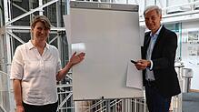 Marion Klose, Leiterin des Amtes für Stadtplanung und Umwelt, und Bürgermeister Karl Langensteiner-Schönborn zeigen auf &bdquo;weißes ...