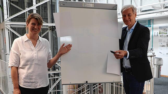 Marion Klose, Leiterin des Amtes für Stadtplanung und Umwelt, und Bürgermeister Karl Langensteiner-Schönborn zeigen auf &bdquo;weißes ...