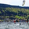 (Archivbild) Surfer und Kitesurfer auf dem Untersee vorm Sandseele Reichenau im Mai 2021. Einer Wassersportlerin ging jetzt auf ihrem ...