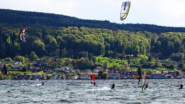 (Archivbild) Surfer und Kitesurfer auf dem Untersee vorm Sandseele Reichenau im Mai 2021. Einer Wassersportlerin ging jetzt auf ihrem ...