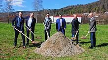 Der offizielle Spatenstich mit (von links) Henning von Schwerin, Per Nyström, Michael Wieland, Marc Bosserhoff, Bürgermeister Manuel ...