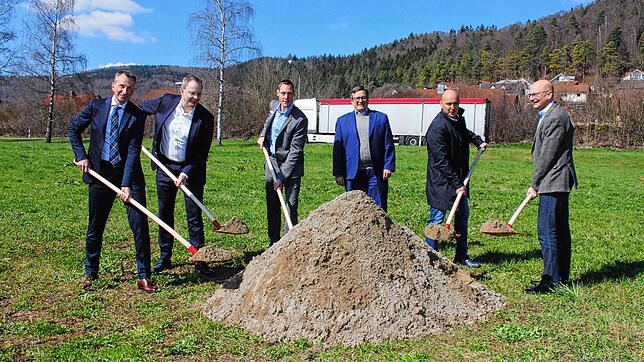 Der offizielle Spatenstich mit (von links) Henning von Schwerin, Per Nyström, Michael Wieland, Marc Bosserhoff, Bürgermeister Manuel ...