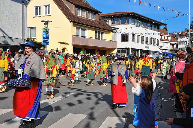 Bild 9: Historische Narrenzunft begeistert mit ihrem Umzug am Fasnetssunntig