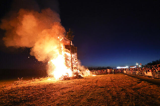 Bild 13: Litzelstetten 2025: Diese Funkenfeuer-Bilder fangen die Tradition perfekt ein!