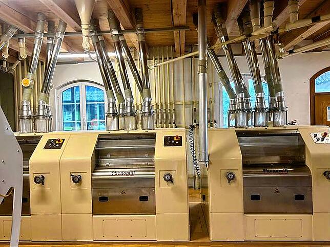 Ein Blick hinter die Kulissen in der Mühle: Diese Maschinen verarbeiten das Getreide zu fertigem Mehl.