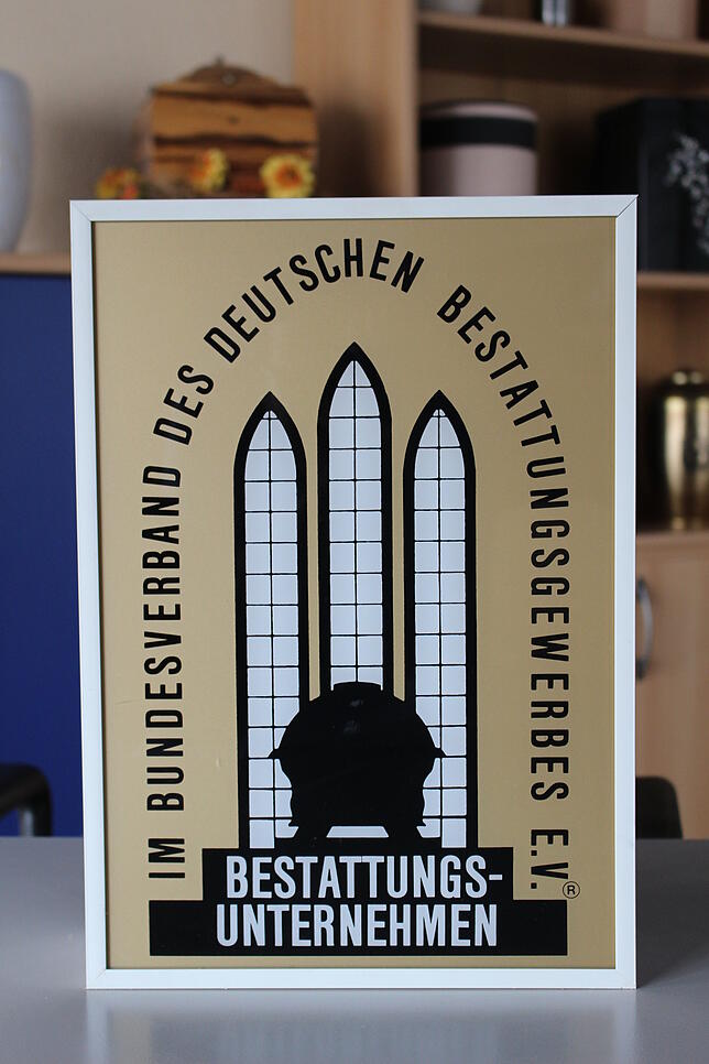 Früher ein Erkennungsmerkmal für Betriebe mit fachgeprüften Bestattern, heute kann der Beruf mit dem Abschluss durch eine staatliche ...