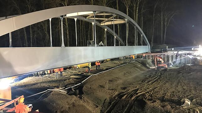 Am Freitagabend wurde die neue Eisenbahnbrücke installiert und auf ihren zukünftigen Platz verschoben. Die Arbeiten dauerten rund eine ...