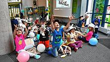 Obwohl das Seehasenfest dieses Jahr coronabedingt nicht stattfindet, bekommen die Häfler Erstklässler Hasenklee, hier in der Grundschule ...