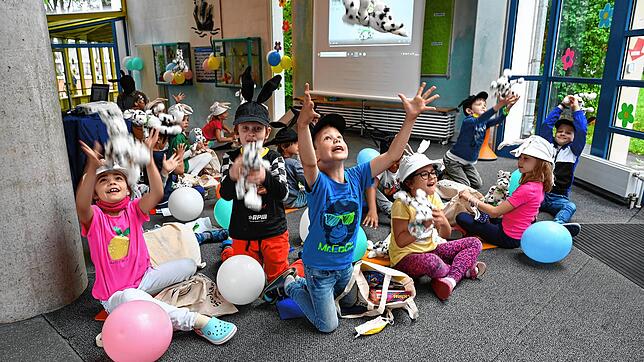 Obwohl das Seehasenfest dieses Jahr coronabedingt nicht stattfindet, bekommen die Häfler Erstklässler Hasenklee, hier in der Grundschule ...