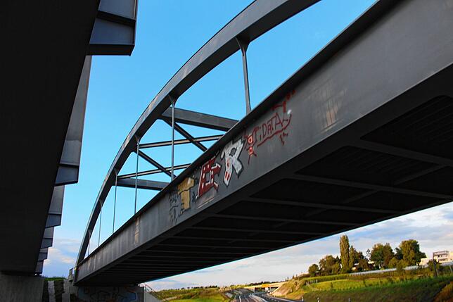Bild 4: Kunst am Bau oder Vandalismus? Graffiti-Sprayer haben sich auf der neuen Bundesstraße 31 bereits verewigt