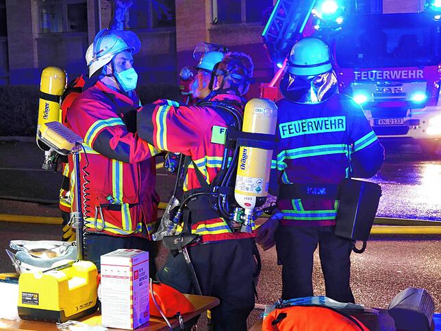 Auch Spezialeinheiten waren bei den Löscharbeiten an der Robert-Gerwig-Schule beteiligt.