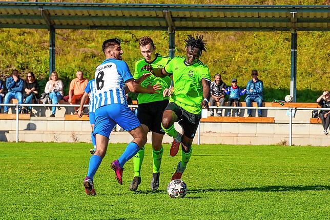 Bild 16: SV Karsau verteidigt die Tabellenspitze durch einen 4:2-Erfolg gegen Verfolger Spvgg. Wehr