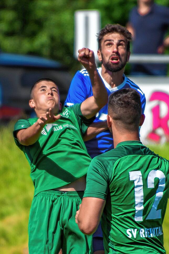 Bild 3: FC Weizen rettet sich durch das 2:1 beim SV Rheintal vor dem Direktabstieg &ndash; und wir haben Bilder!