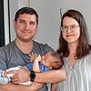 Der kleine Franklin zufrieden und ausgeruht in den Armen seines Vaters Matthew Scharinghousen, rechts Mutter Piret.