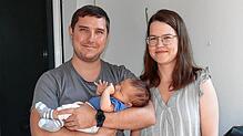 Der kleine Franklin zufrieden und ausgeruht in den Armen seines Vaters Matthew Scharinghousen, rechts Mutter Piret.