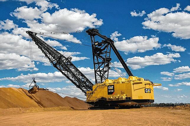 Große Abraumbagger von Caterpillar wie dieser werden im Berg- und Tagebau gebraucht.