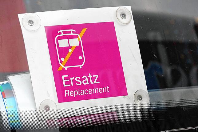 Dieses Zeichen steht für einen Schienenersatzverkehr. Damit sind Busse und Haltestellen markiert.
