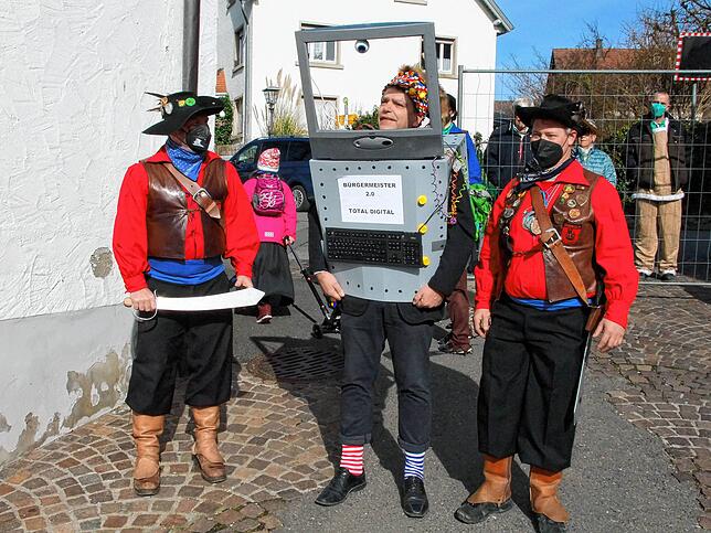 Die Piraten Jürgen Krieger (li.) und Alexander Dietrich führen mit Säbel und viel gutem Willen Andreas Schmid als Öhningens ...