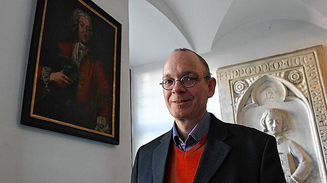 Jörg Martin ist Leiter des Fürstlich Fürstenbergischen Archivs. Hinter ihm befindet sich ein Gemälde von Joseph Wilhelm Ernst zu ...