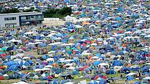 Beim Camping auf dem Southside 2025 gibt es verschiedene Möglichkeiten. Alle Infos zu Preisen und Campingplätzen gibt es hier.