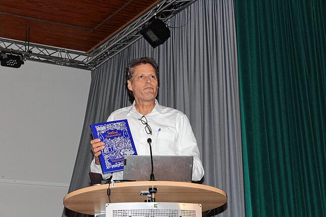 Projektleiter Daniel Trisner mit einem Exemplar des Buches „SeeEnd-Geschichte(n)“. Band 1 wurde im März vorgestellt.