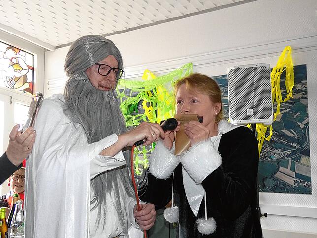 Gemeinderätin Heike Raif spielt auf einem Kamm den Jestetter Narrenmarsch.