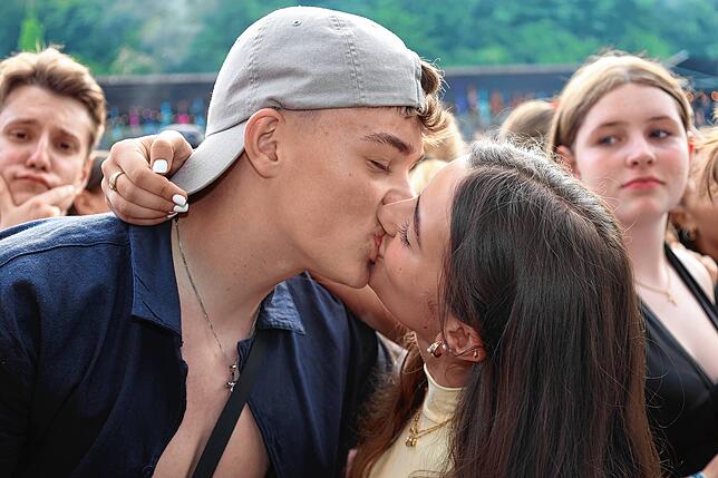 Bild 35: Hier spielt die Musik! Fans tanzen vor den Bühnen beim Campus-Festival 2025