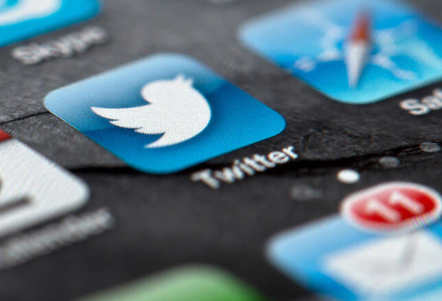 Das Display eines Smartphones mit dem Logo des Kurznachrichtendienstes Twitter.