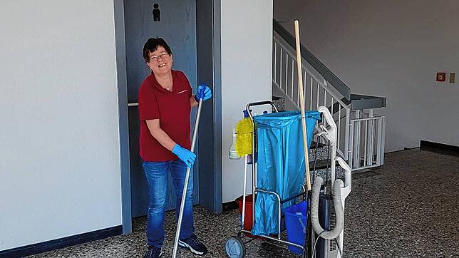 Ramona Bormann ist als Hausmeisterin für die Innenreinigung von Gebäuden zuständig. Bild: Privat